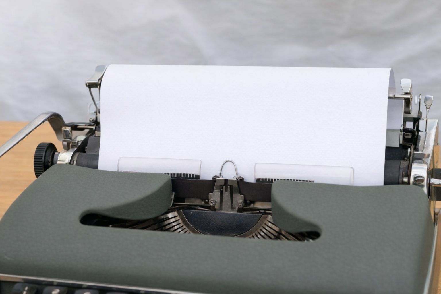 En klassisk skrivmaskin med ett blankt papper redo för text.